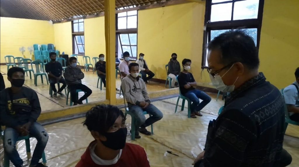 Pekerja sawit di Kalteng dibekali nomor kontak Kadisnakertrans NTB