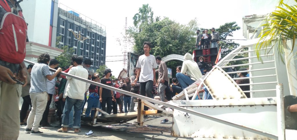 Pagar utama kantor DPRD NTB dirusak massa, minta dialog dengan pimpinan