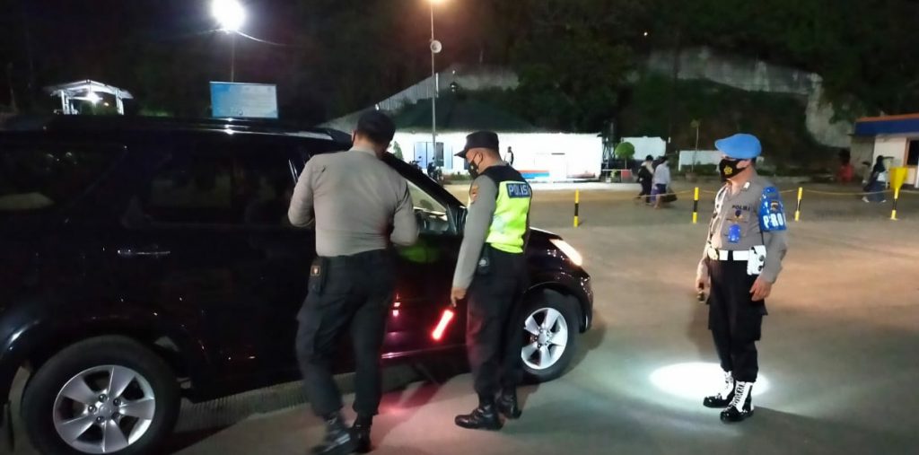 Pintu masuk pelabuhan lembar diperketat, penumpang hingga mobil logistik diperiksa