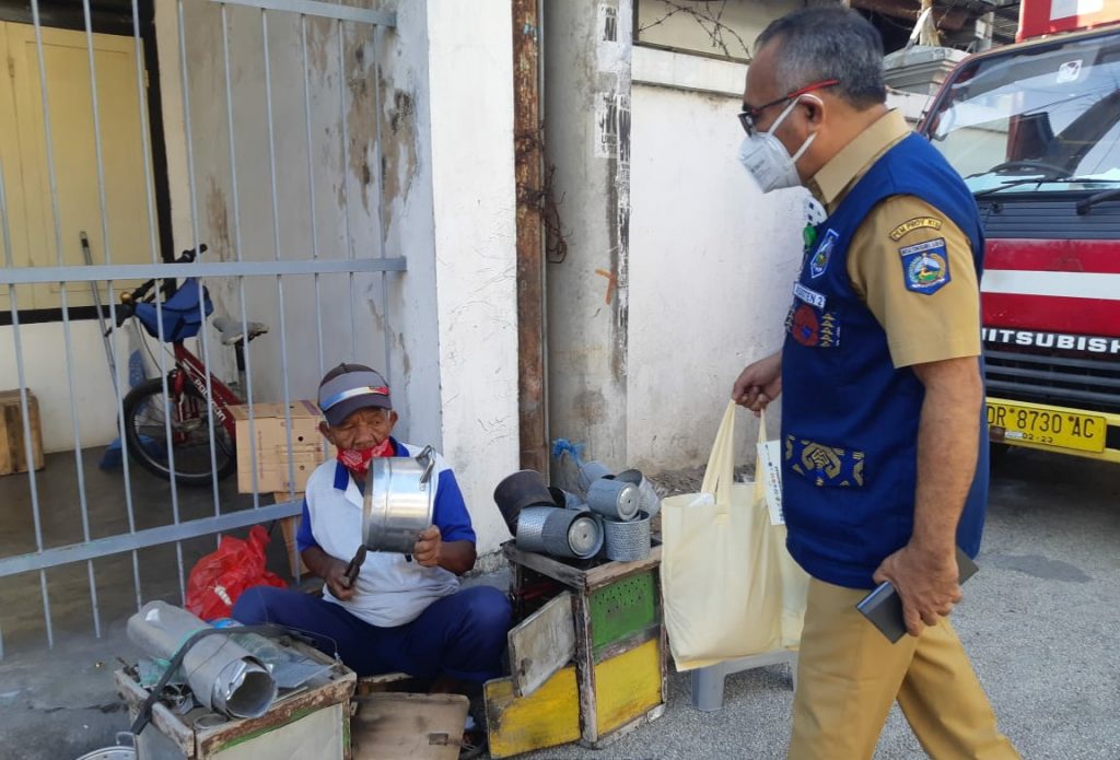 Pemprov berbagi sembako di masa PPKM