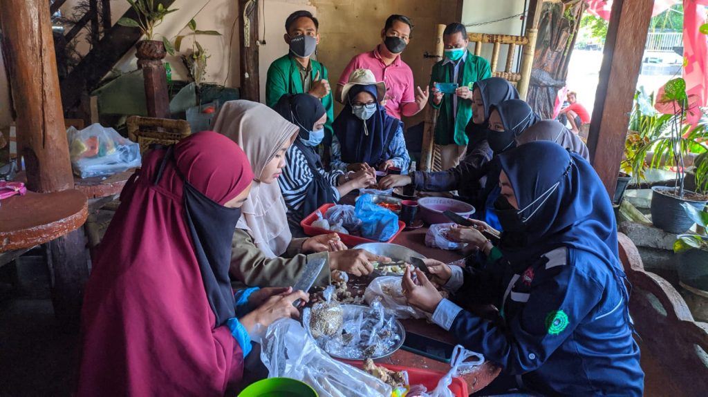 Mahasiswa KKNMas 2021 ubah sate ikan khas Lombok jadi kemasan frozenfood