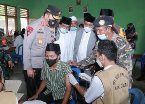 Polda NTB sasar 5000 orang santri dan warga Loteng divaksin