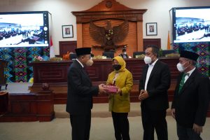 KUA-PPAS RAPBD NTB 2022 diserahkan, belanja pegawai meningkat, transfer turun