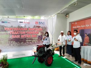 BNI Mataram salurkan CSR berupa hand traktor pada kelompok tani di Sembalun