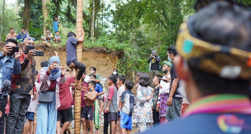 Sandiaga Uno: Traditional panjat pinang dibudayakan, kreatif paket wisata, pariwisata pulih, Indonesia bangkit