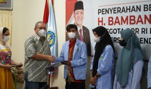 HBK serahkan beasiswa puluhan mahasiswa Undikma berprestasi