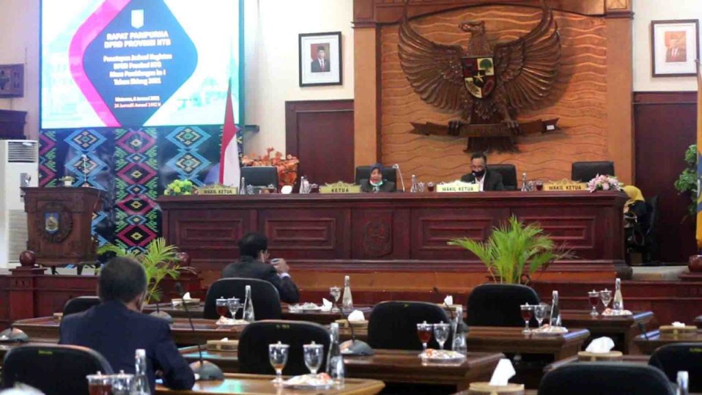 Anggota dewan serahkan reses di paripurna