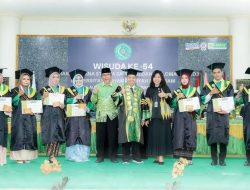 Para wisudawan berprestasi UMMAT dapat penghargaan dari Bank NTB Syariah