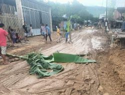 Rusak parah, warga Lido blokir jalan, Pemda Bima janjikan besok diperbaiki