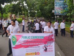 PN Selong kampanyekan WBK dan WBBM dengan membagikan kaos dan stiker antikorupsi pada pengguna jalan