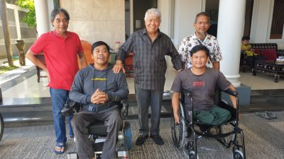 Penyandang Disablitas dan Pekerja Seni Dapat Bantuan Kursi Roda dari Rachmat Hidayat
