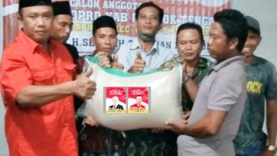 Politisi PDI Perjuangan Lombok Tengah H Senirah, berbagi kepada warga menjelang perayaan Hari Raya Idul Fitri.