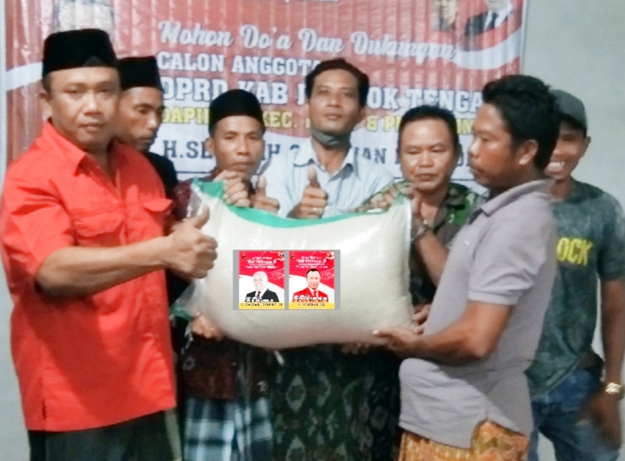 Politisi PDI Perjuangan Lombok Tengah H Senirah, berbagi kepada warga menjelang perayaan Hari Raya Idul Fitri.