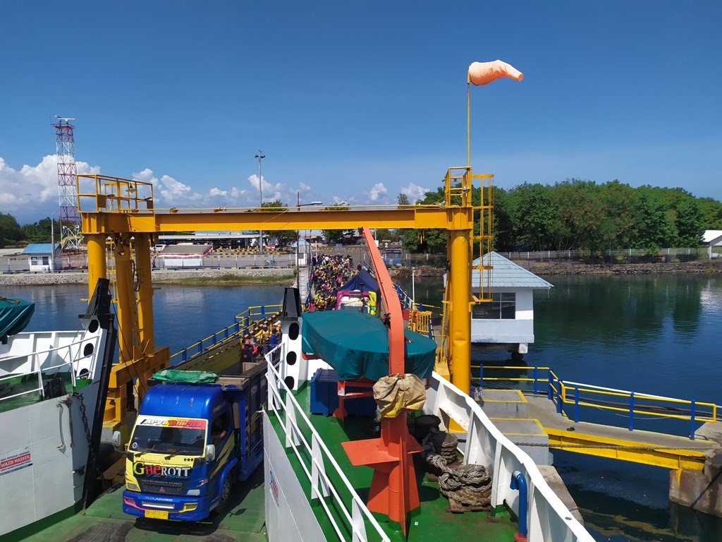 Sebuah kapal menaikkan penumpang di Pelabuhan Khayangan Lombok Timur. (Istimewa)