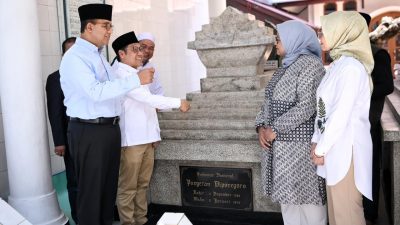 Pasangan Capres-Cawapres AMIN Ziarah Makam Pangeran Diponegoro