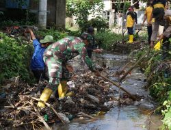 Kodim 1606/Mataram Bersama Stakeholder Bersihkan Saluran Air, Antisipasi Banjir di Musim Hujan
