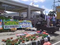 Massa Aksi Desak Kepala OJK NTB Dicopot, Kantor Dipenuhi Sampah