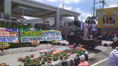 Massa Aksi Desak Kepala OJK NTB Dicopot, Kantor Dipenuhi Sampah