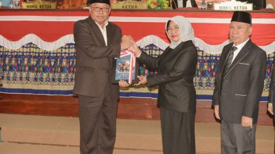 Ketua DPRD Serahkan Hasil Keputusan LKPJ 2023 ke Pj Gubernur NTB