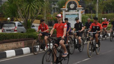 Para Pembalap MXGP Kenakan Sepeda Ontel dan Cidomo saat Parade