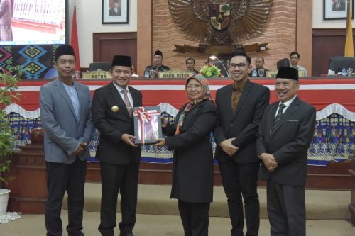 Penjabat (Pj) Gubernur Nusa Tenggara Barat Hassanudin menghadiri Rapat Paripurna terhadap Nota keuangan tentang anggaran pendapatan dan belanja daerah Provinsi NTB Tahun Anggaran 2025. Paripurna tersebut dipimpin Ketua DPRD Baiq Isvie Rupaeda didampingi Wakil Ketua. (Iba)