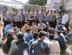 Marga Harun Didampingi Sekwan DPRD NTB Terima Aspirasi, Massa Aksi: Segera Cabut LP Aktivis