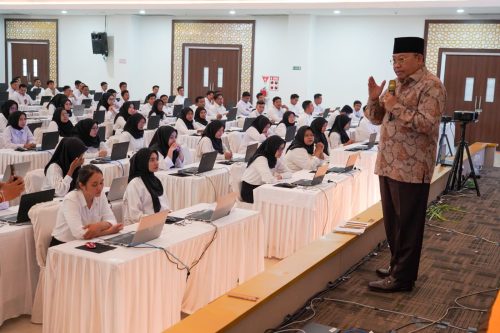 Sekretaris Daerah (Sekda) Provinsi NTB Lalu Gita Ariadi membuka sekaligus memberikan semangat kepada ribuan peserta yang mengikuti Seleksi Kompetensi Dasar (SKD) bagi Calon Pegawai Negeri Sipil (CPNS) di Asrama Haji Mataram, Minggu (27/10/24). (Iba/Ist)