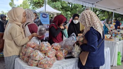 Sejumlah masyarakat sedang membeli cabe di acara gerakan pangan murah yang digelar Dinas Ketahanan Pangan NTB di Teras Udayana, Rabu 16 Oktober 2024. (Iba)