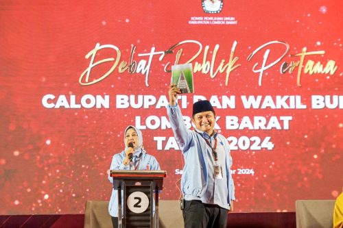 Pasangan Calon Bupati dan Wakil Bupati Lombok Barat Nurhidayah-Imam Kafali (DAFA) saat memamerkan buku pariwisata Jalan Baru di acara debat pertama di kawasan Senggigi Kabupaten Lombok Barat, Sabtu 19 Oktober 2024. (Iba/Ist)