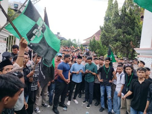 Wakil Ketua 1 DPRD NTB Lalu Wirajaya menerima massa aksi dari HMI MPO Cabang Mataram. (Iba)