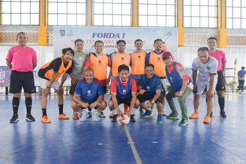 Pj Gubernur NTB Hassanudin foto bersama tim kesebelasan insan pers sebelum bermain futsal di gelanggang pemuda NTB di Jalan Pendidikan Kota Mataram, Kamis 24 Oktober 2024. (Iba/Ist)