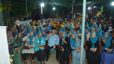 Ibu-ibu alias emak-emak eks relawan Zul-Rohmi dari Kabupaten Sumbawa memberikan dukungan kepada Lalu Muhammad Iqbal-Dinda Dhamayanti Putri di Pilgub NTB. (Iba)