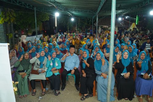 Ibu-ibu alias emak-emak eks relawan Zul-Rohmi dari Kabupaten Sumbawa memberikan dukungan kepada Lalu Muhammad Iqbal-Dinda Dhamayanti Putri di Pilgub NTB. (Iba)