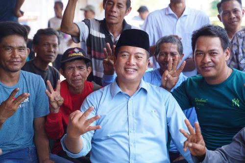 Calon Gubernur NTB Lalu MUhammad Iqbal bersama para anak Muda di Kabupaten Sumbawa saat melakukan kunjungan kampanye di sana, Seni 28 Oktober 2024. (Iba/Ist)