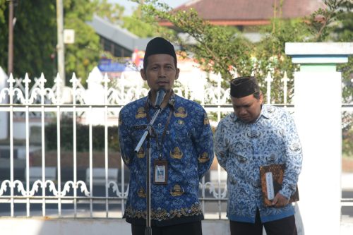 Plh Kepala Dinas Kominfoik NTB Yasrul saat memimpin upacara. (Iba)