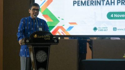 Direktur Bank NTB Syariah Kukuh Rahardjo saat memberikan sambutan pada acara PPKS dengan dua OPD dalam penggunaan kartu kredit untuk pemerintah daerah, Senin 4 November 2024. (Iba)