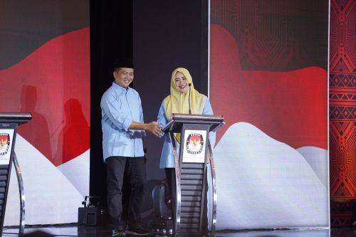 Pasangan Calon Gubernur dan Wakil Gubernur NTB Lalu Muhammad Iqbal-Indah Dhamayanti Putri saat debat pertama di Pilgub NTB beberapa waktu lalu. (Iba)