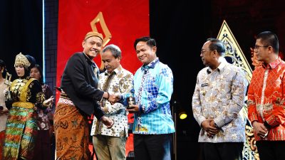 Penjabat Gubernur NTB Hassanudin menerima penghargaan anugerah penyiaran 2024 dari KPI Pusat, Jumat 8 November 2024. (Iba/Ist)