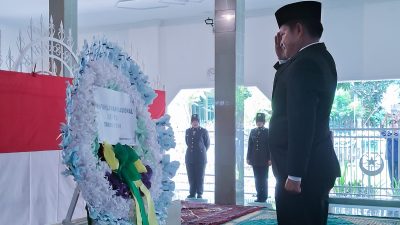Penjabat (Pj) Gubernur NTB Hassanudin, bersama Forum Koordinasi Pimpinan Daerah (Forkopimda) dan para Kepala OPD lingkup Pemerintah Provinsi NTB melakukan ziarah ke makam Pahlawan Nasional Tuan Guru Haji (TGH) Muhammad Zainuddin Abdul Madjid di Pancor, Lombok Timur. (Iba)