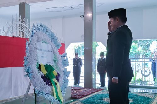 Penjabat (Pj) Gubernur NTB Hassanudin, bersama Forum Koordinasi Pimpinan Daerah (Forkopimda) dan para Kepala OPD lingkup Pemerintah Provinsi NTB melakukan ziarah ke makam Pahlawan Nasional Tuan Guru Haji (TGH) Muhammad Zainuddin Abdul Madjid di Pancor, Lombok Timur. (Iba)