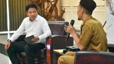 Pj Gubernur NTB Hassanudin bersama dengan Plh Kepala Dinas Komunikasi Informatika dan Statistik Provinsi NTB melakukan persiapan terkait Uji Publik Monev Keterbukaan Informasi Publik yang berlangsung di Ruang Kerja Pendopo Gubernur NTB, Selasa (12/11). (Iba)