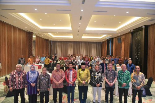 Menghadiri seminar bertajuk Percepatan Transformasi dan Pengembangan Sumberdaya Dalam Rangka Mendukung Pembangunan Daerah yang diselenggarakan Pemerintah Kabupaten Sumbawa Barat dan Kabupaten Sumbawa, Pemerintah Provinsi Nusa Tenggara Barat mengapresiasi langkah kolaborasi pembangunan kedua kabupaten. (Iba)