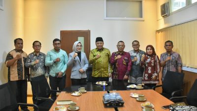 Sekretaris Daerah (Sekda) Provinsi NTB Lalu Gita Ariadi menerima kunjungan kerja anggtoa DPD RI Provinsi NTB Evi Apita Maya yang berlangsung di Ruang Rapat Anggrek Kantor Gubernur NTB, Kamis (14/11). (Iba)