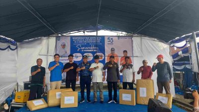 Penjabat (Pj) Gubernur Nusa Tenggara Barat, Dr. Hassanudin menyerahkan hadiah kepada para pemenang lomba memasak Ikan dan mancing ikan, yang berlangsung di Balai Benih Ikan (BBI) Batu Kumbung, Kamis, 21/11/2024.