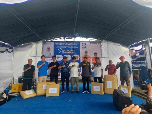 Penjabat (Pj) Gubernur Nusa Tenggara Barat, Dr. Hassanudin menyerahkan hadiah kepada para pemenang lomba memasak Ikan dan mancing ikan, yang berlangsung di Balai Benih Ikan (BBI) Batu Kumbung, Kamis, 21/11/2024.