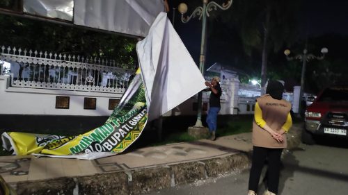 Ketua Bawaslu Kota Bima memantau penertiban APK di massa tenang. (Iba)