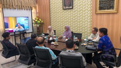 Penjabat (Pj) Gubernur Nusa Tenggara Barat (NTB) Hassanudin, mengikuti rapat koordinasi yang diadakan secara virtual dalam rangka antisipasi maraknya isu pemutusan hubungan kerja (PHK) dan persiapan penetapan Upah Minimum Tahun 2025. (Iba/Ist))