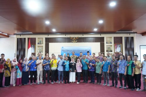 Diskominfotik NTB bersama PPID dan Pjs Kabupaten Sumbawa Najamuddin Amy saat melakukan penguatan terhadap PPID. (Iba/Ist)