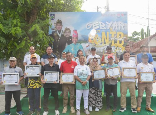 Kadis Kominfotik NTB Najamuddin Amy bersama dengan mitra kerja pada acara gebyar HUT ke-66 Provinsi NTB di Jalan Udayana Kota Mataram, Minggu 15 Desember 2024. (Man)