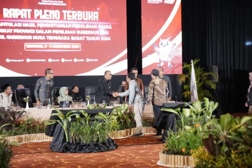 Ketua KPUD NTB Muhammad Khuwailid saat menerima rekapitulasi suara dari 10 Kabupaten dan Kota, Jumat 6 Desember 2024. (Iba)